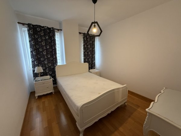 Tirane, jepet me qera apartament 2+1+Ballkon Kati 1, 90 m² 550 € (Rruga Skender Shtylla)