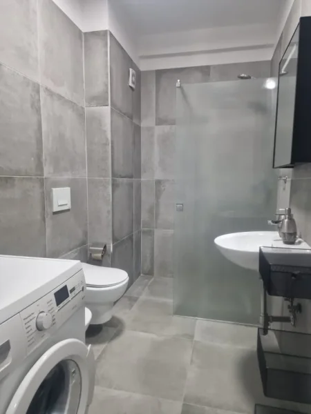 Tirane, jepet me qera apartament 1+1+post parkimi Kati 5, 60 m² 400 € (Univers City ,Qtu)