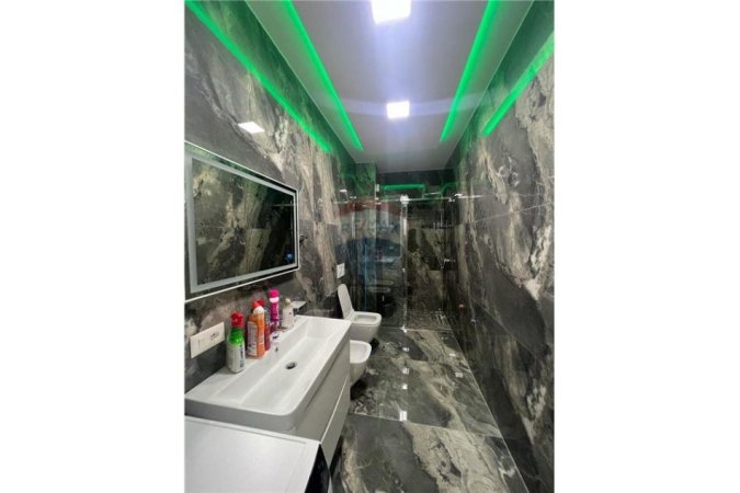 Tirane, jepet me qera apartament 2+1+Ballkon , 130 m² 1.700 € (Mine Peza)