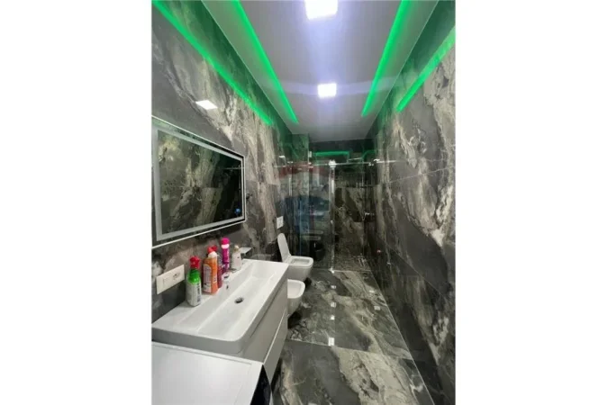 Tirane, jepet me qera apartament 2+1+Ballkon , 130 m² 1.700 € (Mine Peza)