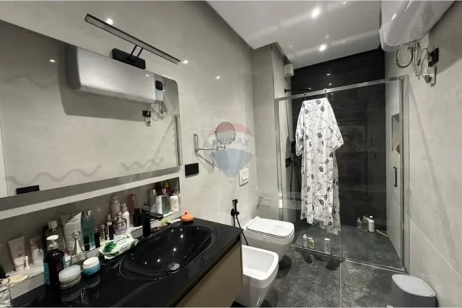 Tirane, jepet me qera apartament 2+1+Ballkon Kati 4, 110 m² 1.500 € (Shallvaret)