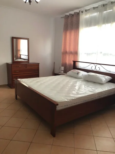 Tirane, jepet me qera apartament 2+1 Kati 2, 116 m² 550 € (Spitali i Traumes)
