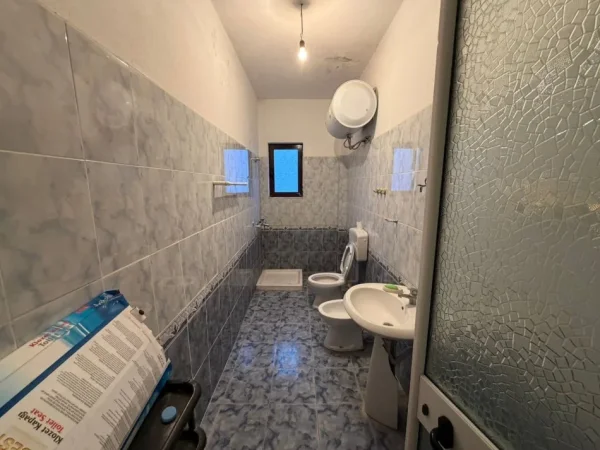 Durres, shitet apartament 1+1+Ballkon Kati 4, 75 m² 80.000 € (Perballe parkimit te madh te Spitalit)