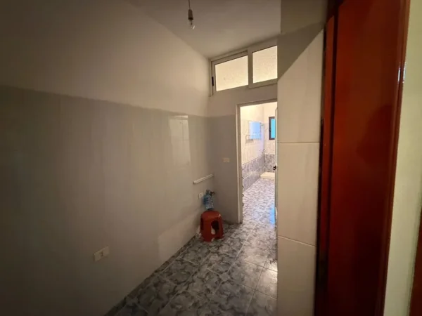 Durres, shitet apartament 1+1+Ballkon Kati 4, 75 m² 80.000 € (Perballe parkimit te madh te Spitalit)