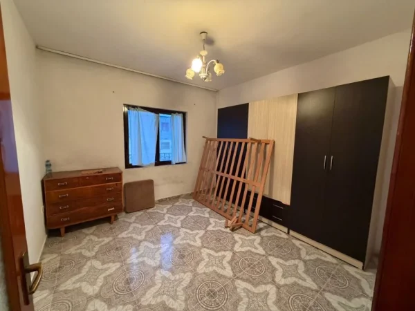 Durres, shitet apartament 1+1+Ballkon Kati 4, 75 m² 80.000 € (Perballe parkimit te madh te Spitalit)