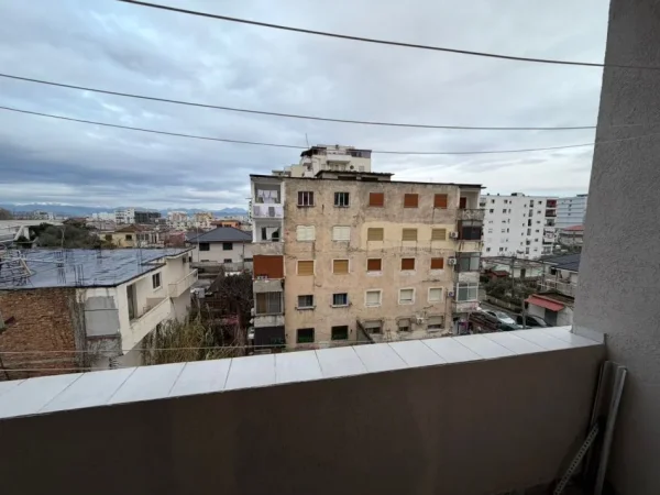 Durres, shitet apartament 1+1+Ballkon Kati 4, 75 m² 80.000 € (Perballe parkimit te madh te Spitalit)