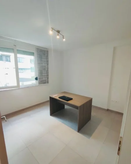 Tirane, jepet me qera apartament 2+1 Kati 4, 77 m² 600 € (MYSLYM SHYRI)