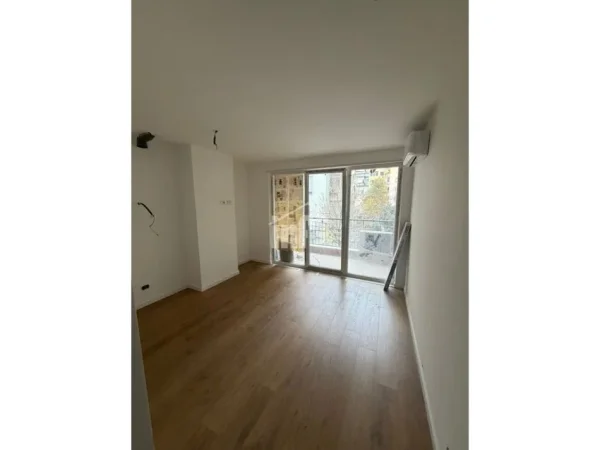 Tirane, jepet me qera apartament 1+1 Kati 1, 48 m² 550 € (PRANË RRUGËS “MYSLYM SHYRI”)