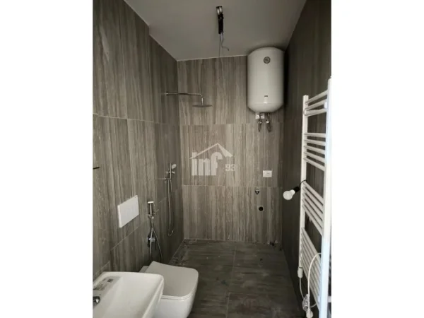 Tirane, jepet me qera apartament 1+1 Kati 1, 48 m² 550 € (PRANË RRUGËS “MYSLYM SHYRI”)