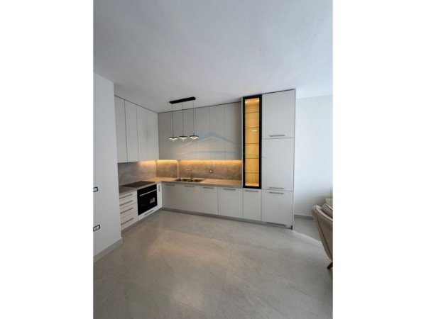 Tirane, jepet me qera apartament 2+1 Kati 7, 94 m² 1.400 € (Komuna e Parisit)