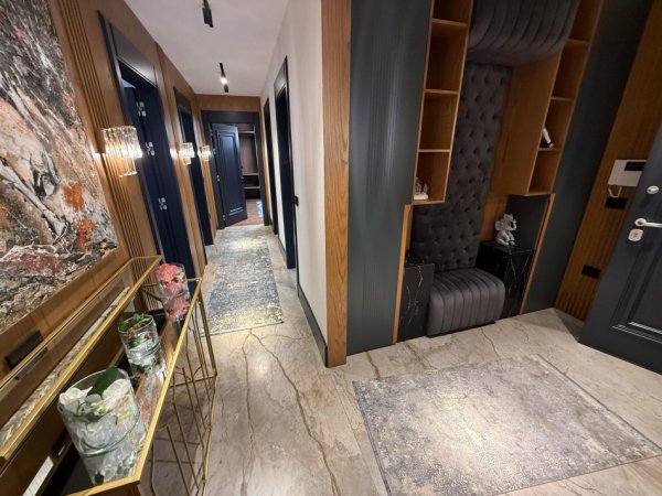 Tirane, jepet me qera apartament 3+1 , 