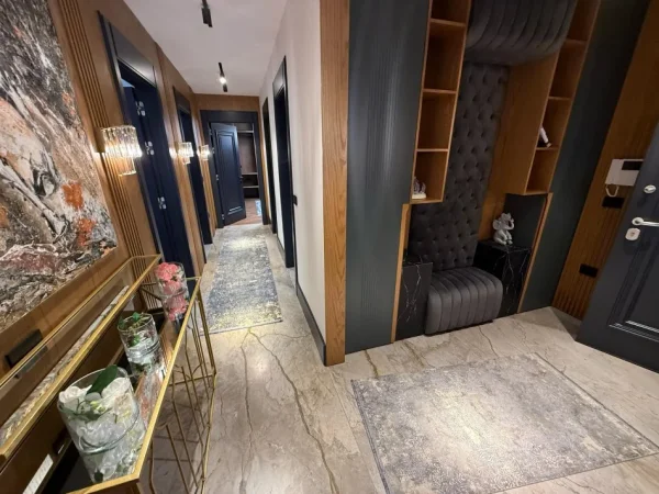 Tirane, jepet me qera apartament 3+1 , 