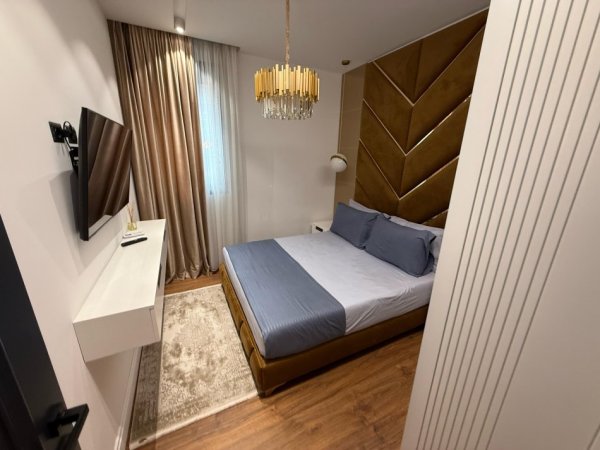 Tirane, jepet me qera apartament 3+1 , 