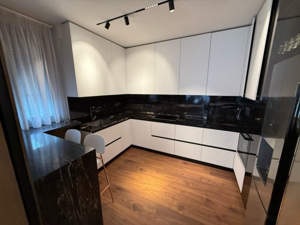 Tirane, jepet me qera apartament 3+1 , 