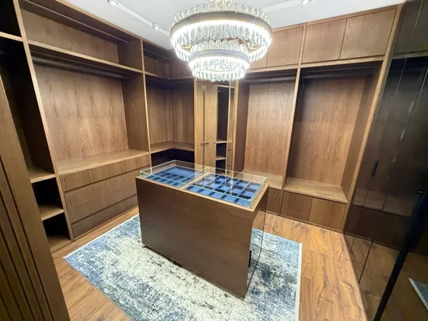 Tirane, jepet me qera apartament 3+1 , 