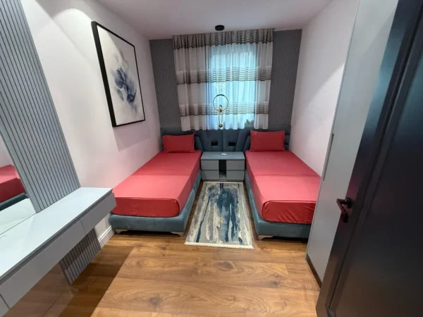 Tirane, jepet me qera apartament 3+1 , 