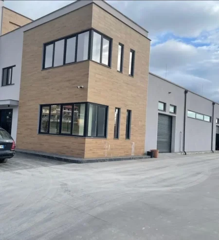 Tirane, jepet me qera Kati 0, 200 m² 1.000 € (PRUSH)