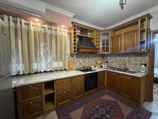 Tirane, jepet me qera apartament 2+1 Kati 12, 75 m² 700 € (Myslym Shyri)