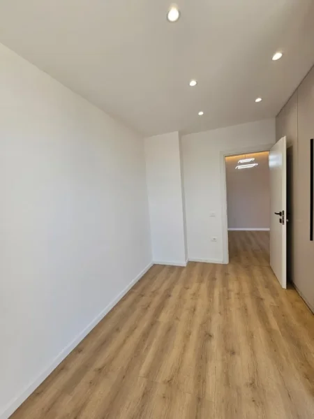 Tirane, shitet apartament 2+1+Ballkon Kati 4, 79 m² 230.000 € (Pazari i Ri)