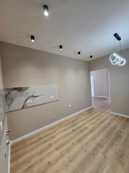 Tirane, shitet apartament 2+1+Ballkon Kati 4, 79 m² 230.000 € (Pazari i Ri)