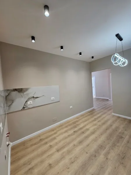 Tirane, shitet apartament 2+1+Ballkon Kati 4, 79 m² 230.000 € (Pazari i Ri)