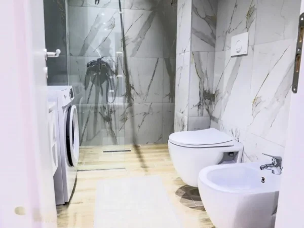 Tirane, jepet me qera apartament 2+1 Kati 5, 85 m² 1.500 € (PRANE QENDRES)