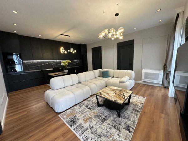 Tirane, jepet me qera 3+1 Kati 13, 140 m²