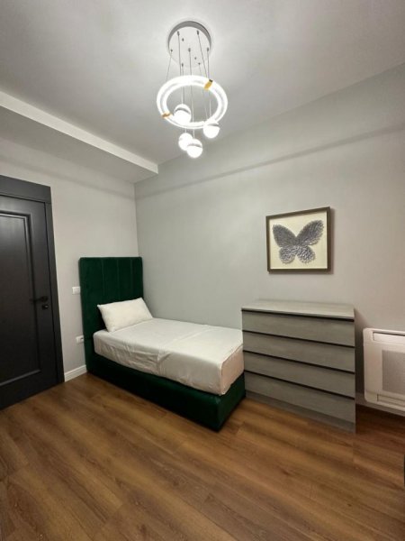 Tirane, jepet me qera 3+1 Kati 13, 140 m²