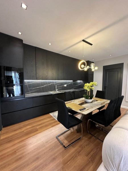 Tirane, jepet me qera 3+1 Kati 13, 140 m²