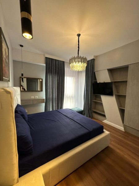 Tirane, jepet me qera 3+1 Kati 13, 140 m²