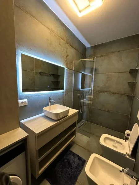 Tirane, jepet me qera 3+1 Kati 13, 140 m²