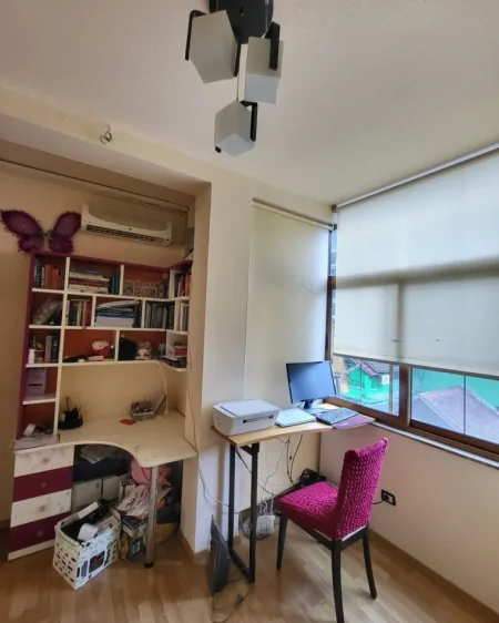 Tirane, jepet me qera apartament 3+1 Kati 4, 90 m² 1.000 € 