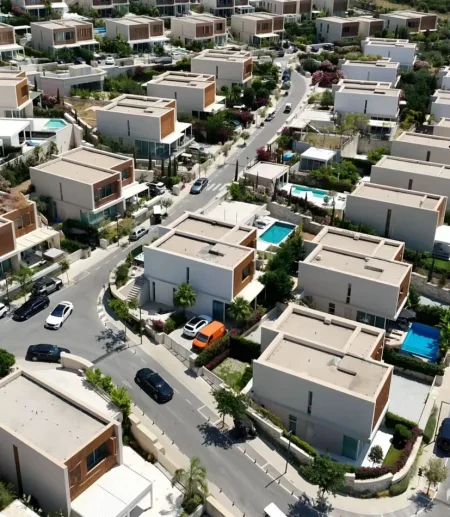 🏡 Vilë Luksoze për Shitje në Green Coast 1 – Me Pishinë Private dhe Pamje Deti | 1,630,000 €
