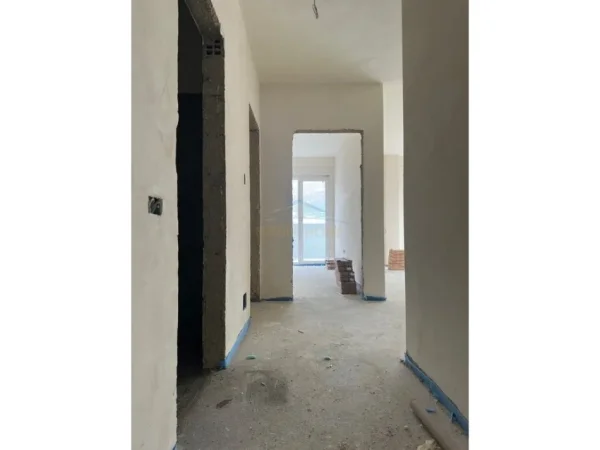 Tirane, shes apartament 2+1+Ballkon Kati 4, 84 m² 176.000 € (Ali Demi)