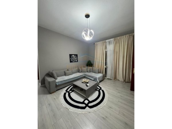 Tirane, jepet me qera apartament 1+1 Kati 2, 70 m² 650 € (Rruga e Barrikadave)