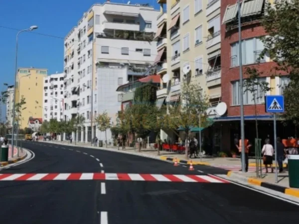 Tirane, jepet me qera ambjent biznesi Kati 0, 85 m² 1.000 € 