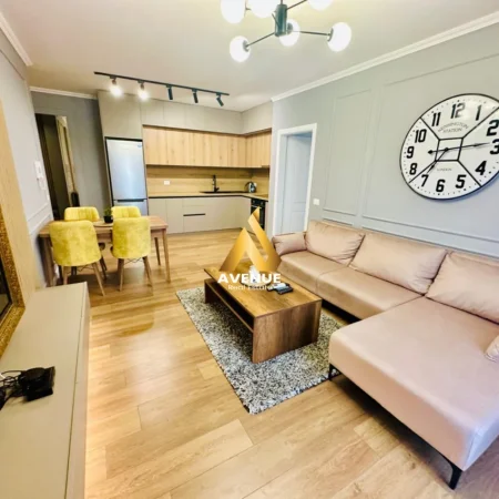 Tirane, jepet me qera apartament 2+1+Ballkon Kati 7, 90 m² 600 € (sokrat miho)