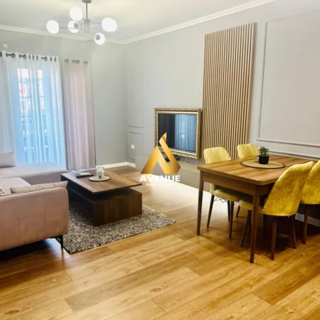 Tirane, jepet me qera apartament 2+1+Ballkon Kati 7, 90 m² 600 € (sokrat miho)