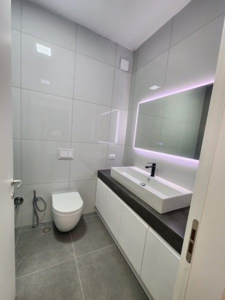 Tirane, jepet me qera apartament 2+1 , 