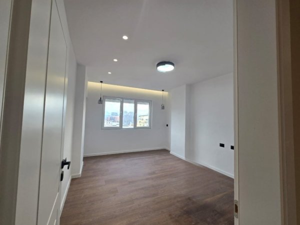 Tirane, shitet apartament 2+1 , 101 m² 243.000 € 
