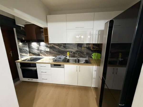 Tirane, jepet me qera 1+1 Kati 1, 500 € 