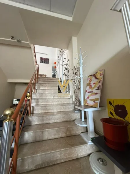 Tirane, jepet me qera ambjent biznesi Kati 0, 360 m² 7.700 € (STACIONI I TRENIT)