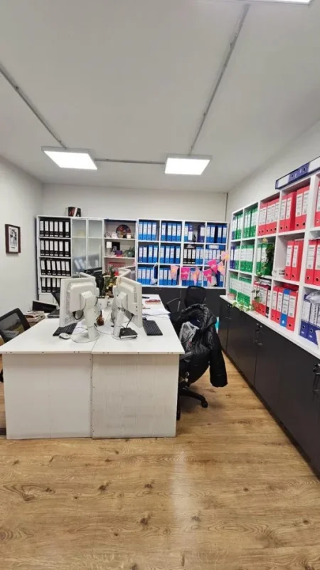 Tirane, jepet me qera zyre Kati 2, 311 m² 3.000 € (Bllok)