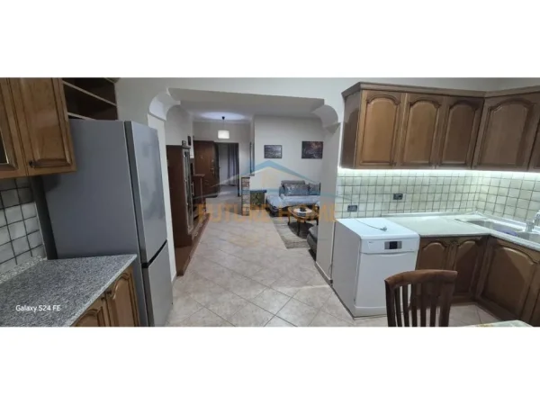 Tirane, jepet me qera apartament 1+1 Kati 1, 42 m² 600 € (Pazari i ri)