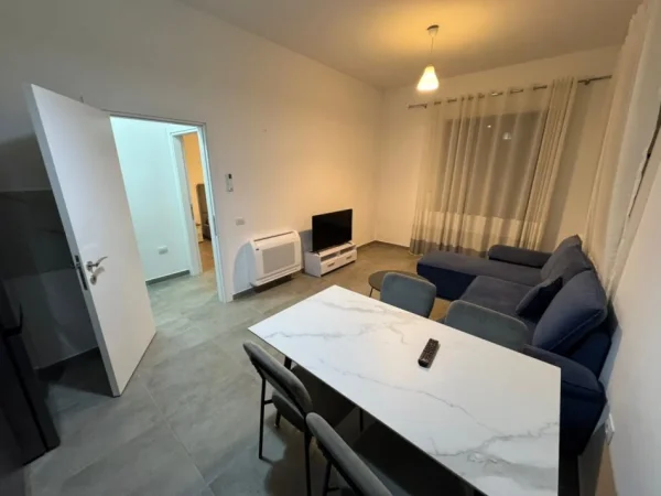 Tirane, jepet me qera apartament 1+1 Kati 1, 
