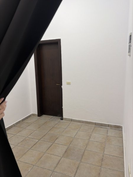 Tirane, ndarje qeraje me vajze ambjent biznesi Kati 0, 15 m² 200 € (Astir,perballe Lux Moda Market)