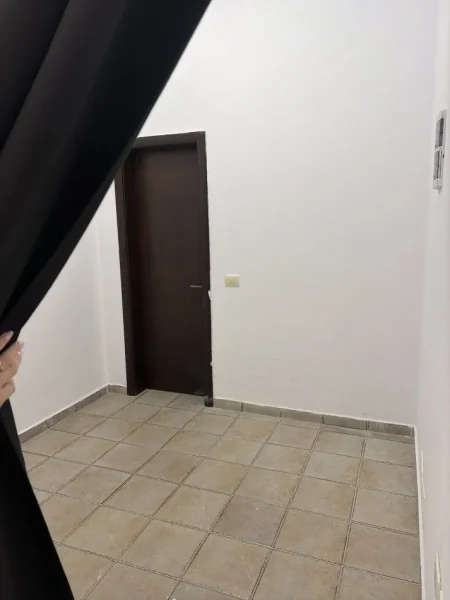 Tirane, ndarje qeraje me vajze ambjent biznesi Kati 0, 15 m² 200 € (Astir,perballe Lux Moda Market)