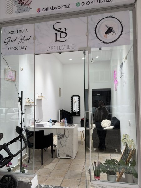 Tirane, ndarje qeraje me vajze ambjent biznesi Kati 0, 15 m² 200 € (Astir,perballe Lux Moda Market)