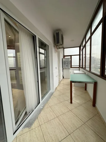 Tirane, jepet me qera apartament 2+1+Ballkon Kati 3, 1.000 € (Him Kolli)