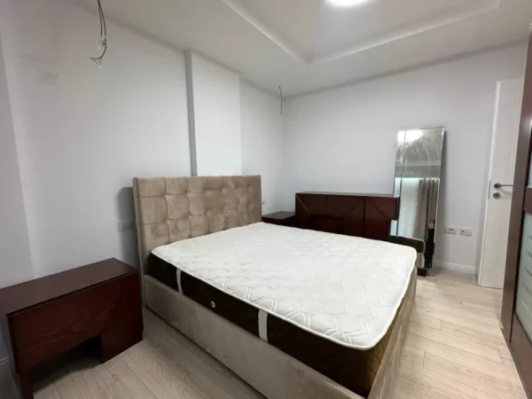 Tirane, jepet me qera apartament 2+1+Ballkon Kati 3, 1.000 € (Him Kolli)